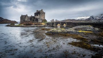 Kasteel in Schotland Eilean Donan Castle van Michel Seelen