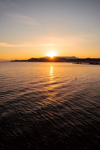 Zonsopgang over de zee in Corfu