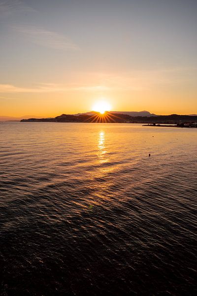 Lever de soleil sur la mer à Corfou par Leo Schindzielorz