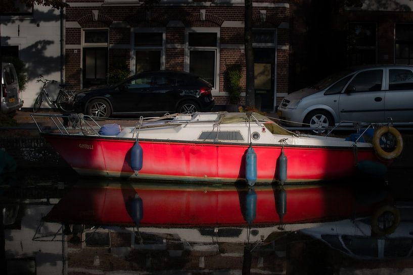 Rotes Boot in der Haarlemer Gracht von Marco Ardia-Wenink