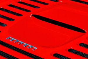 Detail der Motorabdeckung des Ferrari F355 Berlinetta am roten Sportwagen von Sjoerd van der Wal Fotografie