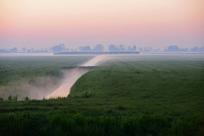 matin brumeux dans la campagne hollandaise avec canal dans les champs et la lune par Nfocus Holland