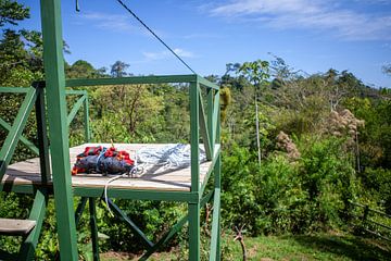 Tyrolienne dans la forêt tropicale du Costa Rica sur t.ART