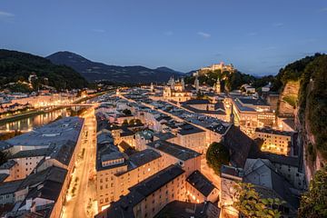 Salzburg in de avond van Michael Valjak