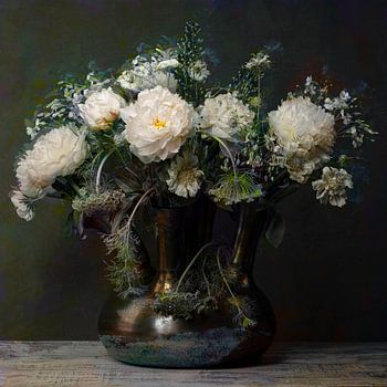 pivoines blanches dans un vase en corne d'or