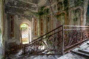 Bel escalier en décomposition. sur Roman Robroek - Photos de bâtiments abandonnés