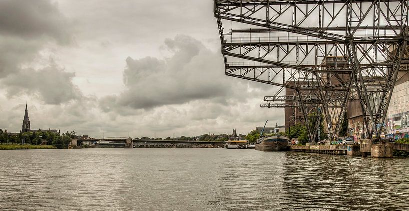 Sint-Martinuskerk  vanaf de Maas in Maatricht van John Kreukniet