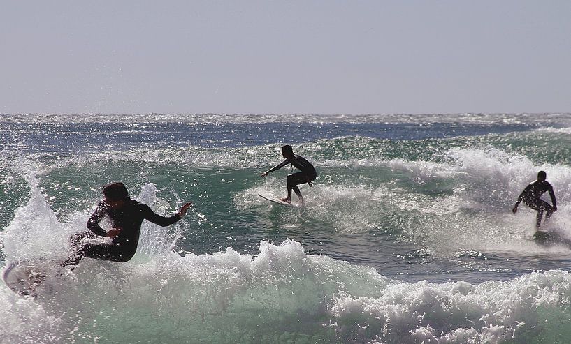 Surfers surfen op de oceaan van Eye on You