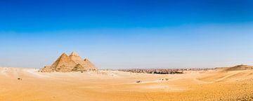 Panorama van de Egyptische woestijn met de grote piramides van Gizeh van Günter Albers