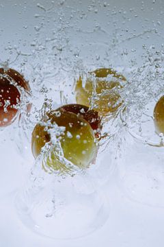 Stachelbeeren fallen in Wasser 3 von Marc Heiligenstein