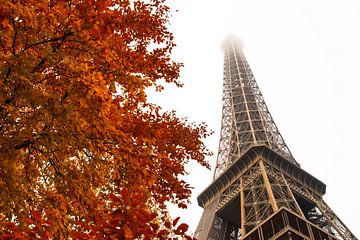 Eiffeltoren in de herfst, Parijs van Nynke Altenburg