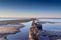 Am Strand der Ostsee an den Resten eines Piers mit einem klaren blauen Himmel von MPfoto71 Miniaturansicht