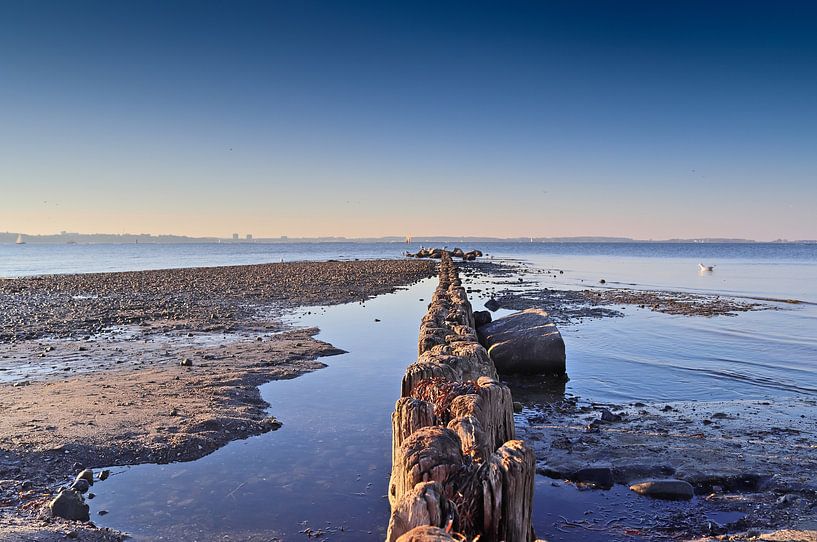 Am Strand der Ostsee an den Resten eines Piers mit einem klaren blauen Himmel von MPfoto71