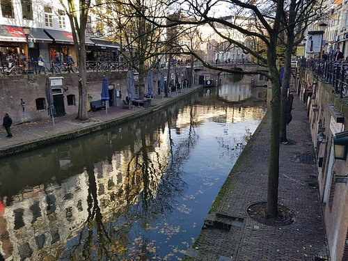 Weerspiegeling van de mooie gebouwen in utrecht in de grachten