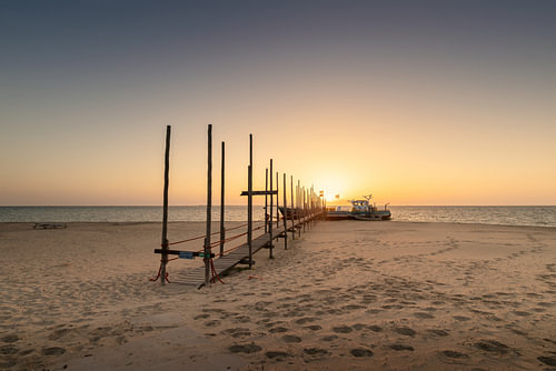 Die Wattenmeerfähre „De Vriendschap“ auf dem Weg nach Vlieland bei Sonnenaufgang – Texel