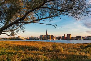 Blick über die Warnow auf die Hansestadt Rostock am Abend