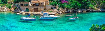 Panoramische mening van luxeboten bij kust van Cala Figuera op Mallorca, Middellandse Zee van Alex Winter