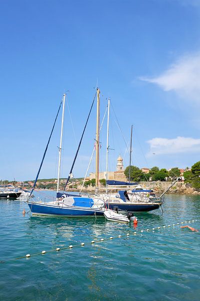 Bateaux dans le port de la ville de Krk en Croatie par Heiko Kueverling