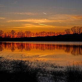 Farbenprächtiger Sonnenuntergang am See. von Stefan Peys