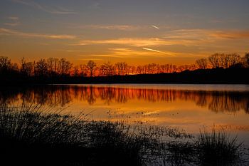 Kleurrijke zonsondergang aan meer.