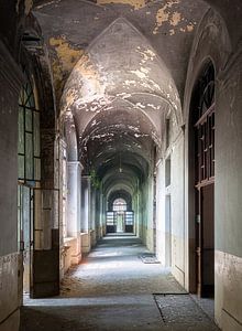 Long couloir abandonné. sur Roman Robroek - Photos de bâtiments abandonnés