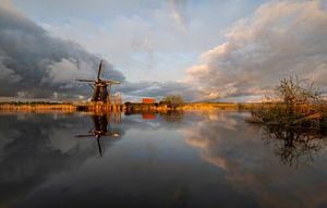 Le ciel néerlandais au-dessus des moulins à vent de Kinderdijk