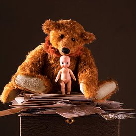 Teddybär mit einer alten Puppe und alten Fotos von Willy Sengers