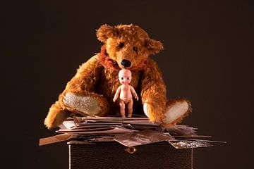 Teddybär mit einer alten Puppe und alten Fotos