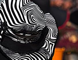 Detail van een hoed, Chapeau Buren, hoeden all over the place von M  van den Hoven