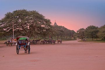 Paarden en wagens op een onverharde weg in het tempel gebied in Bagan Myanmar Azie van Eye on You