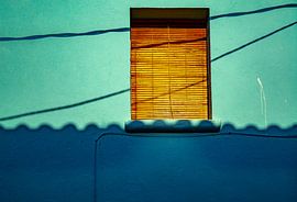 Motif de ligne abstrait du volet roulant d'une maison espagnole. sur Frans Scherpenisse