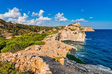 Rotsachtige kustlijn op het eiland Mallorca, Spanje Middellandse Zee van Alex Winter