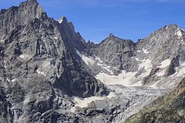 The TMB around Mont Blanc: a spectacular long-distance hiking trail through France, Italy and Switzerland - full of glaciers, peaks, Alpine meadows and magnificent mountain moments. by Miriam Schwarzfischer Fotografie