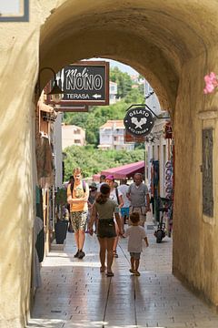 Toeristen in de historische oude stad van Krk in Kroatië van Heiko Kueverling