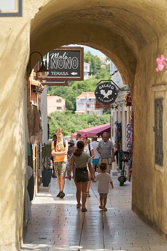 Toeristen in de historische oude stad van Krk in Kroatië