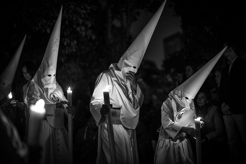 Drie leden van een broederschap in processie tijdens de semana santa in Sevilla. Wout Kok One2expose van Wout Kok