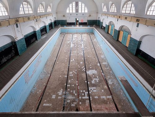 Grande piscine abandonnée.