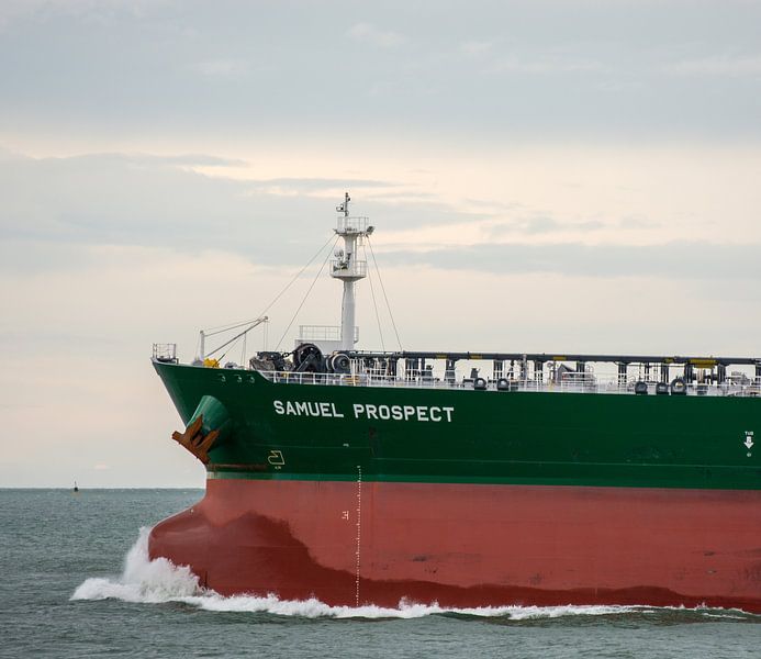 Des navires en route vers la haute mer en direction de pays lointains. par scheepskijkerhavenfotografie