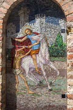 Mosaik des Heiligen Nikolaus in der Stadtmauer von Lazise (Gardasee) von t.ART