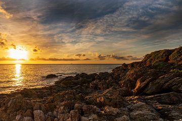 Zonsondergang aan de Côte d Azur (Esterel) van Flatfield