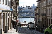 Straat in Porto met rivier de Douro, Portugal