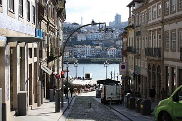 Straat in Porto met rivier de Douro, Portugal van themovingcloudsphotography