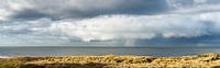 Panoramablick auf eine Wolkenformation mit Winterregen und Hagelsturm vor der Küste von Scheveningen