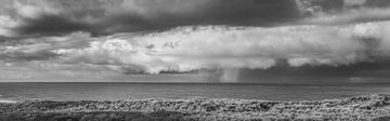 Panoramisch uitzicht op een wolkenformatie met winterse regen- en hagelbui voor de Scheveningse kust van John Duurkoop