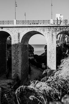 Italië | Puglia | Bari | brug bij de zee van Iris van Tricht