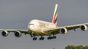 Landende Emirates Airbus A380-800. van Jaap van den Berg