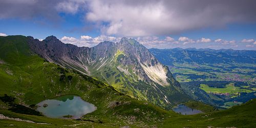 Bovenste Gaisalpsee en daarachter onderste Gaisalpsee Gaisalphorn, 1953m, en Rubihorn, 1957m, Allgäuer Alpen