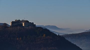 De ruïnes van kasteel Hohenneuffen torenen uit boven de mistige uitlopers van de Zwabische Alb van Timon Schneider
