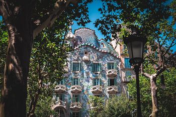Casa Batlló zwischen den Bäumen