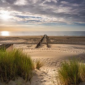 Coucher de soleil sur la plage d'Oostkapelle sur Jolanda Bosselaar